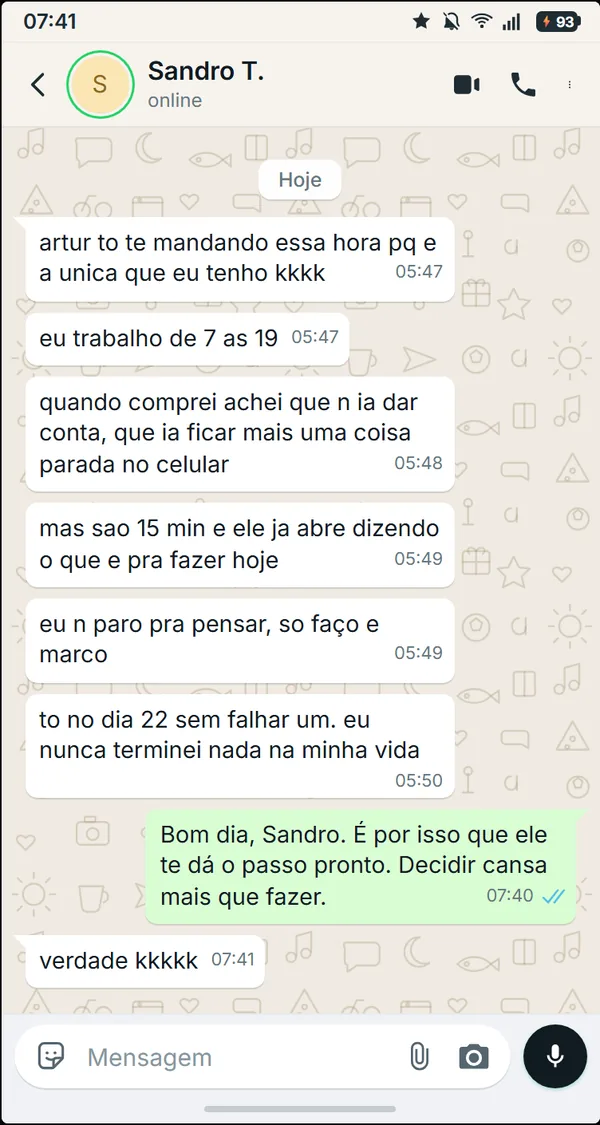 Print de WhatsApp: aluno que trabalha das 7 as 19 diz que sao 15 minutos por dia e que esta no dia 22 sem falhar nenhum